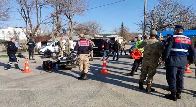 Jandarma motosikletleri ile otomobil çarpıştı: 3 asker yaralı