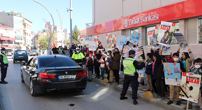 Jandarma, polis ve öğrenciler trafik denetimi yaptı