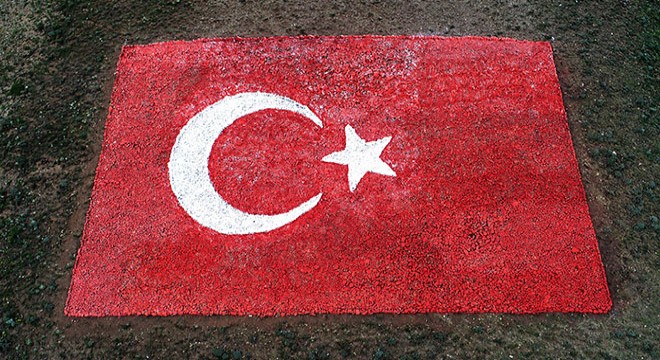 Jandarma, şehitler için 138 ton taşla Türk bayrağı yaptı