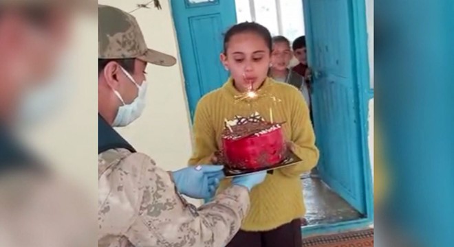 Jandarmadan 12 yaşındaki Aslı ya doğum günü sürprizi
