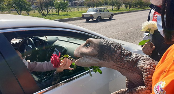 Jandarmadan, dinozor kostümlü kişiler eşliğinde Kadınlar Günü kutlaması