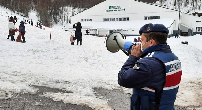 Jandarmadan kayak yapanlara megafonla mesafe uyarısı