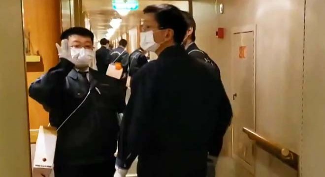 Japonya’da karantinaya alınan gemide 10 kişide virüs saptandı
