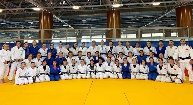 Judo Kadın Ümit Milli Takımı Burdur’da ortak çalışma kampında