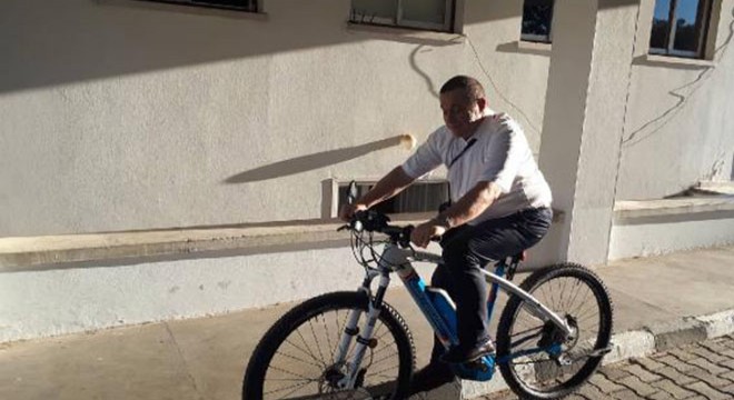 KKTC de Maliye Bakanı nın 23 bin TL lik bisikleti tartışılıyor