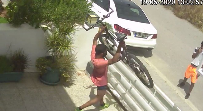 KKTC’de güpegündüz bisiklet hırsızlığı kamerada