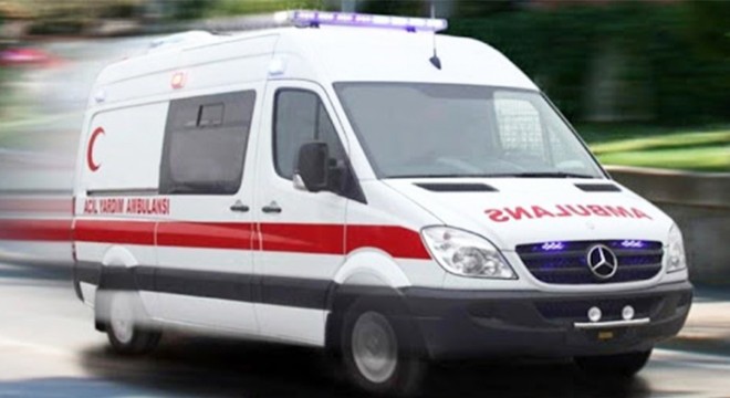 Kaçak göçmenleri taşıyan minibüs TIR la çarpıştı: 1 ölü, 21 yaralı