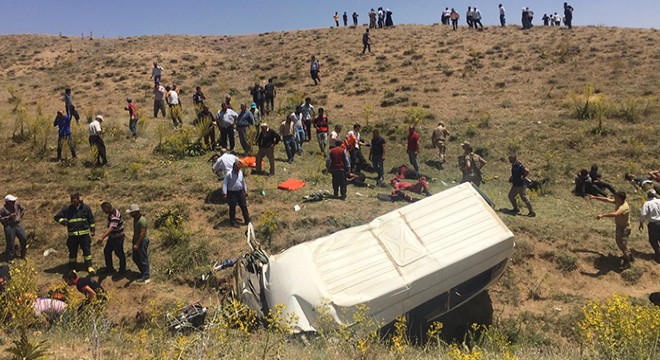 Kaçak göçmenleri taşıyan minibüs takla attı: 16 ölü, 51 yaralı