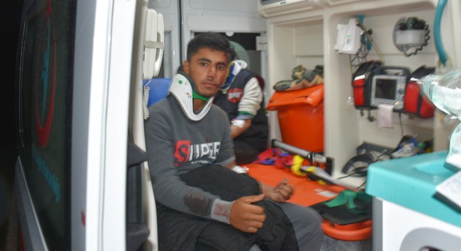 Kaçak göçmenleri taşıyan minibüs devrildi: 16 yaralı