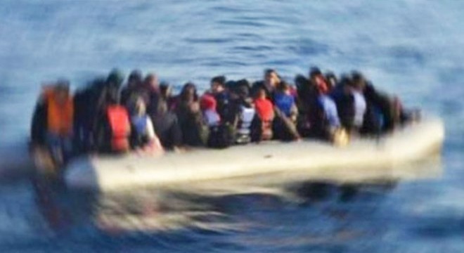 Kaçak göçmenlerin teknesi battı: 8 kişi kurtarıldı, 1 kayıp