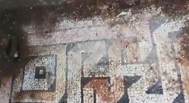 Kaçak kazıda bulunan mozaik, müzeye teslim edildi