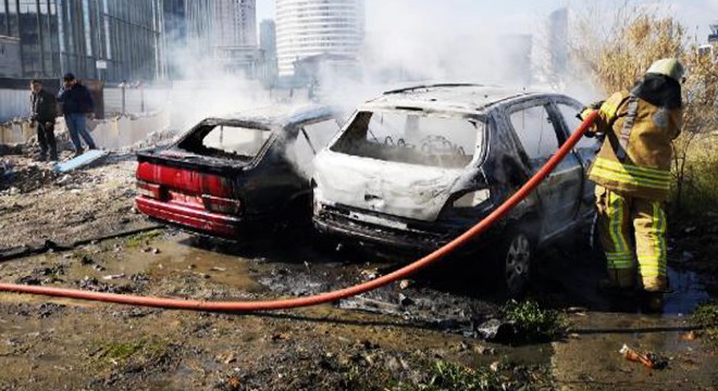 Kadıköy de 2 otomobil alev alev yandı