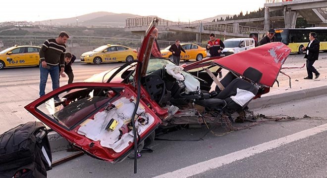 Kadıköy’de feci kaza; otomobil ikiye bölündü