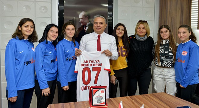Kadın futbolculardan Başkan Uysal a ziyaret