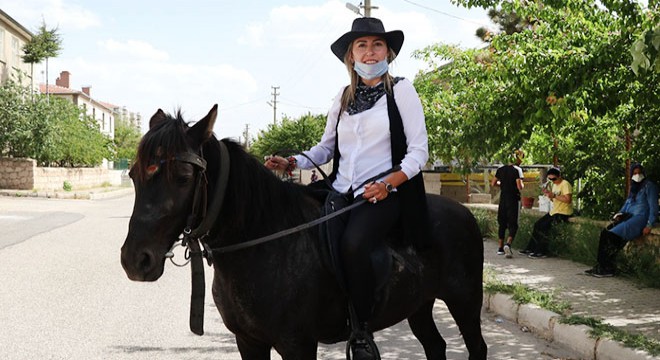 Kadın muhtar, kovboy kıyafeti ve atıyla mahalleyi geziyor