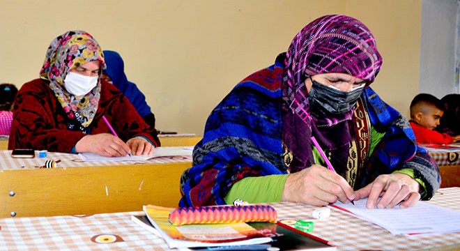 Kadın muhtar, köyünde hemcinsleri için okuma yazma kursu açtırdı