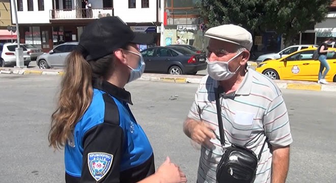 Kadın polisin maske taktırma çabası