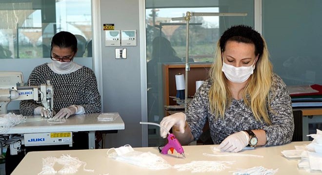 Kadınlar, belediyenin desteğiyle maske üretiyor