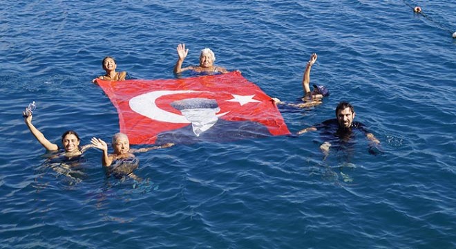 Kadınlar denizde bayrak açıp, Cumhuriyet Bayramı nı kutladı