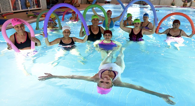 Kadınlar, havuzda su jimnastiği ile forma giriyor