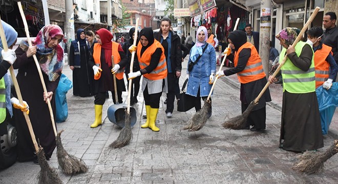 Kadınlar sokakları temizledi