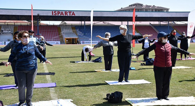 Kadınlara açık havada pilates ve yoga