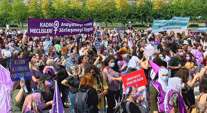 Kadınlardan İstanbul Sözleşmesi nin kaldırılmasına protesto