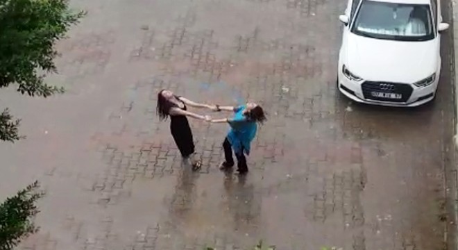 Kadınların yağmur altında dansı kamerada