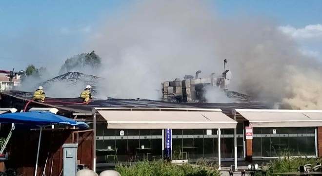Kafenin çatısı yandı, müşteriler dışarı koştu