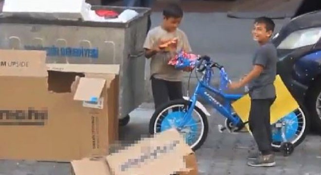 Kağıt toplayan kardeşlerin hayalindeki bisiklet, konteynerden çıktı