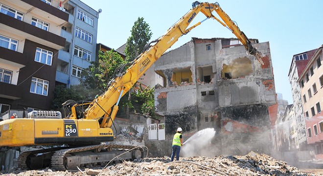Kağıthane’de yoğun güvenlik önlemli riskli bina yıkımı