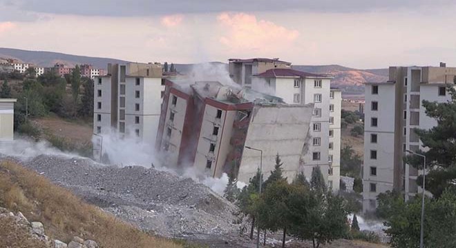 Kahramanmaraş ta hasarlı binaların yıkımı sürüyor