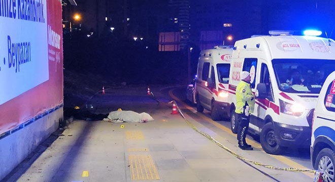 Kaldırımda yürüyen 2 arkadaş, otomobilin çarpmasıyla öldü