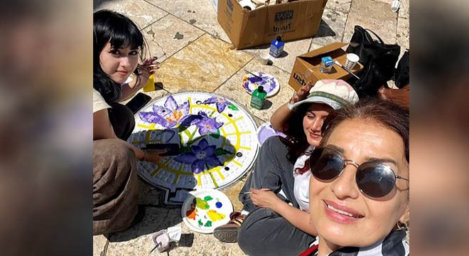 Kaleiçi'nde rögar kapakları renklendi