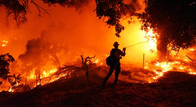 Kaliforniya’da ulusal ormandaki yangın kente ulaştı