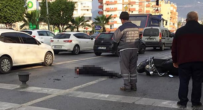 Kamyon altında kalan motosiklet sürücüsü öldü