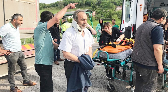 Kamyon, özel halk otobüsüne çarptı: 9 yaralı