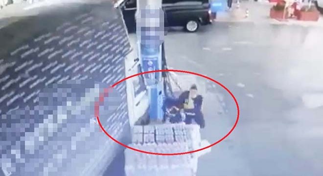 Kamyonet akaryakıt istasyonuna daldı, 2 kadın çalışan kıl payı kurtuldu