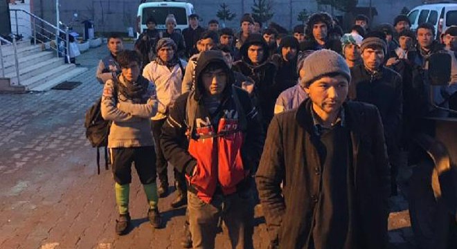 Kamyonette 58 kaçak göçmen yakalandı