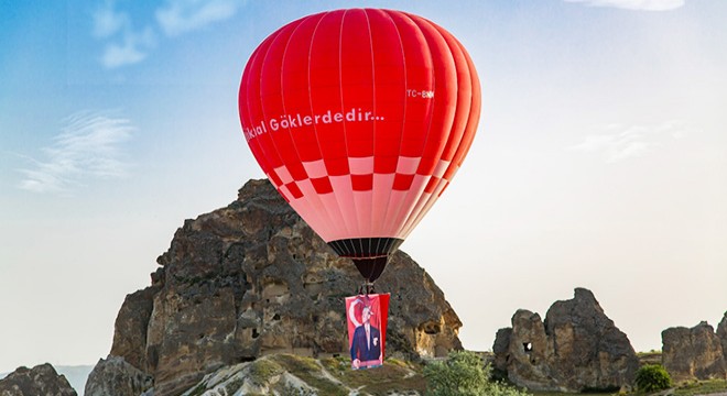 Kapadokya da balonlar, Atatürk posterleriyle havalandı
