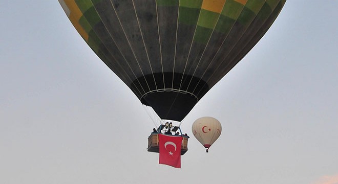 Kapadokya da balonlar, Türk bayrakları ile havalandı