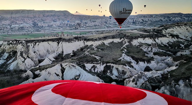 Kapadokya da balonlar, Türk bayraklarıyla havalandı