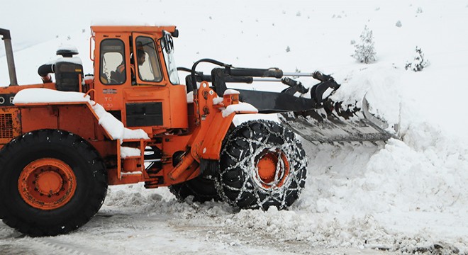 Kar 1 metreyi aştı, 150 köy yolu kapandı