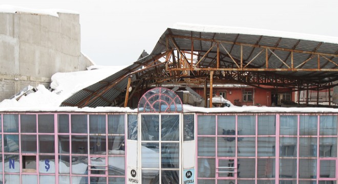 Kar biriken iş merkezinin çatısı çöktü