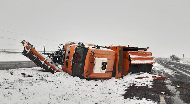 Kar küreme aracı devrildi, sürücüsü yaralandı