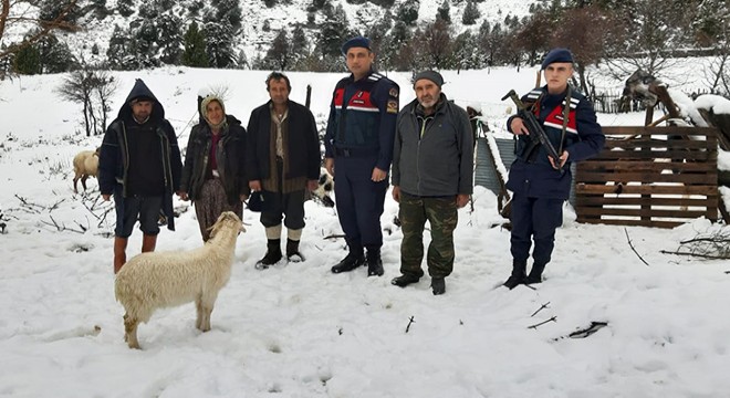 Kar nedeniyle mahsur kalan 4 kişi ve hayvanları kurtarıldı