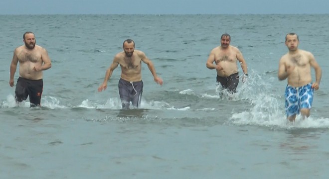Kar ve soğuğa aldırmadan İznik Gölü nde yüzdüler