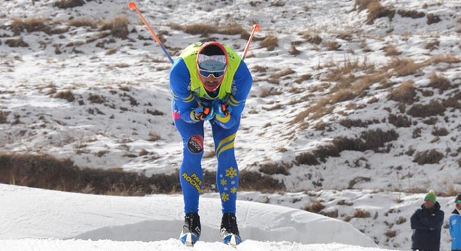 Kar yağmayan Nijerya nın ilk ve tek kayaklı koşucusu