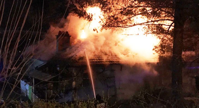 Karabük’te 2 ev alev alev yandı