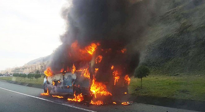 Karadeniz Sahil Yolu nda minibüs alev alev yandı